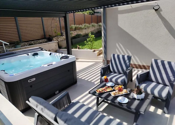 Villa Madu --- Entire Private Villa With Jacuzzi