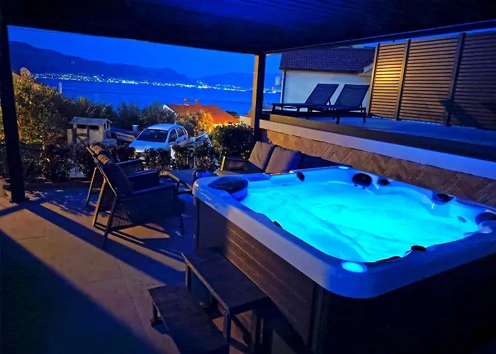 Villa Madu --- Entire Private Villa With Jacuzzi